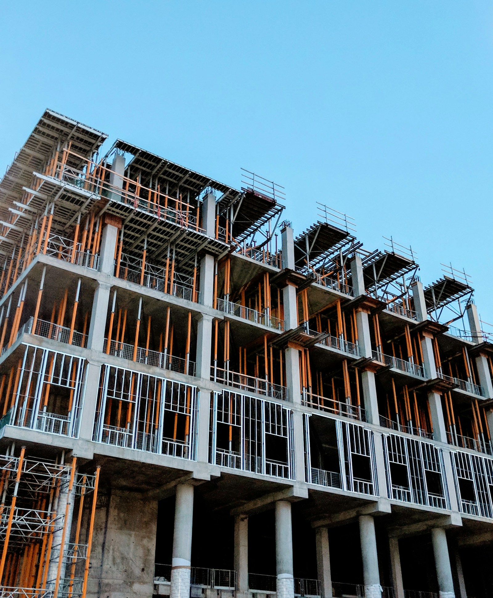 Estrutura de concreto de múltiplos pavimentos em construção, referência ilustrativa