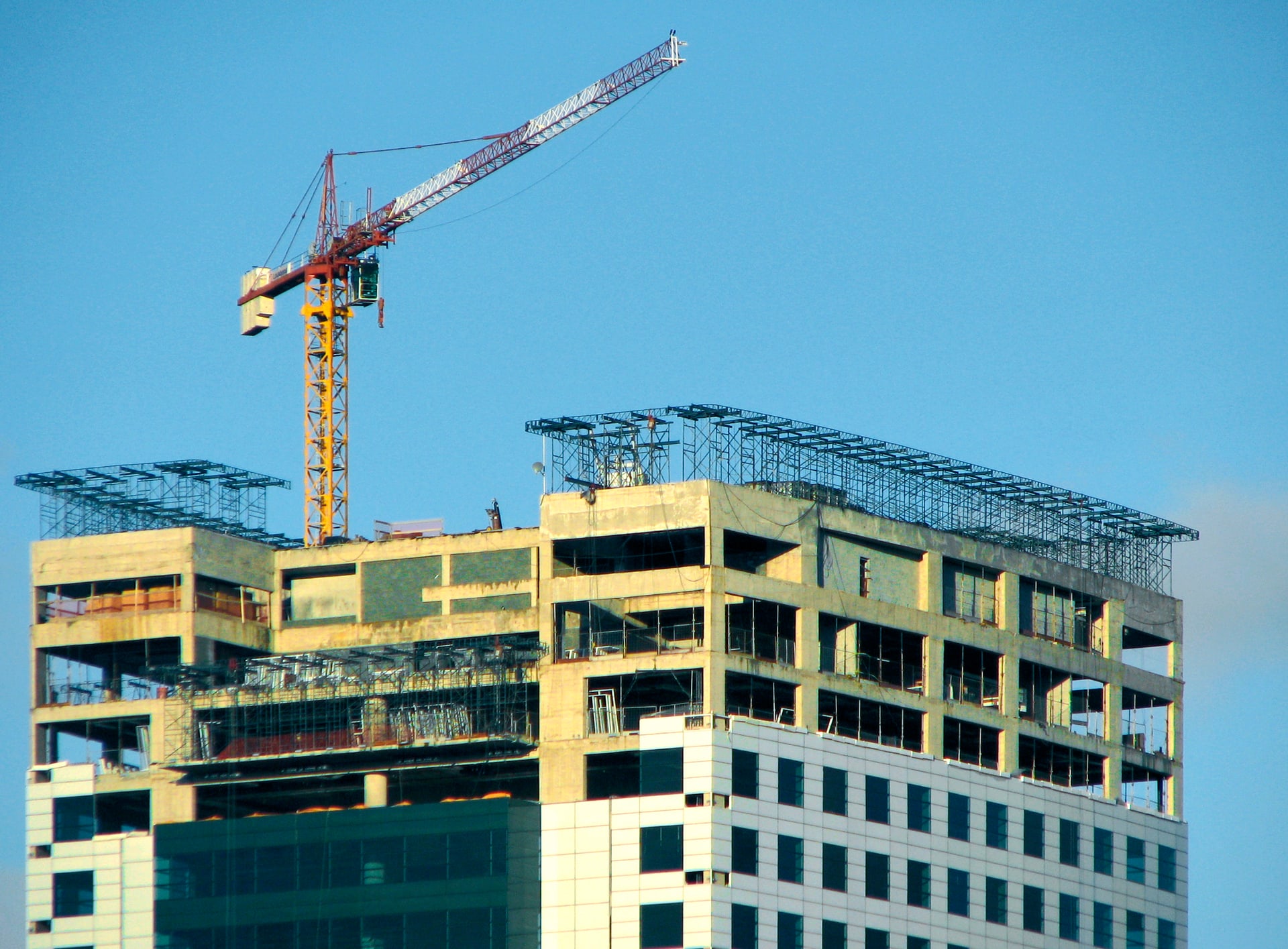 Edifício em construção com grua na cidade de São Paulo