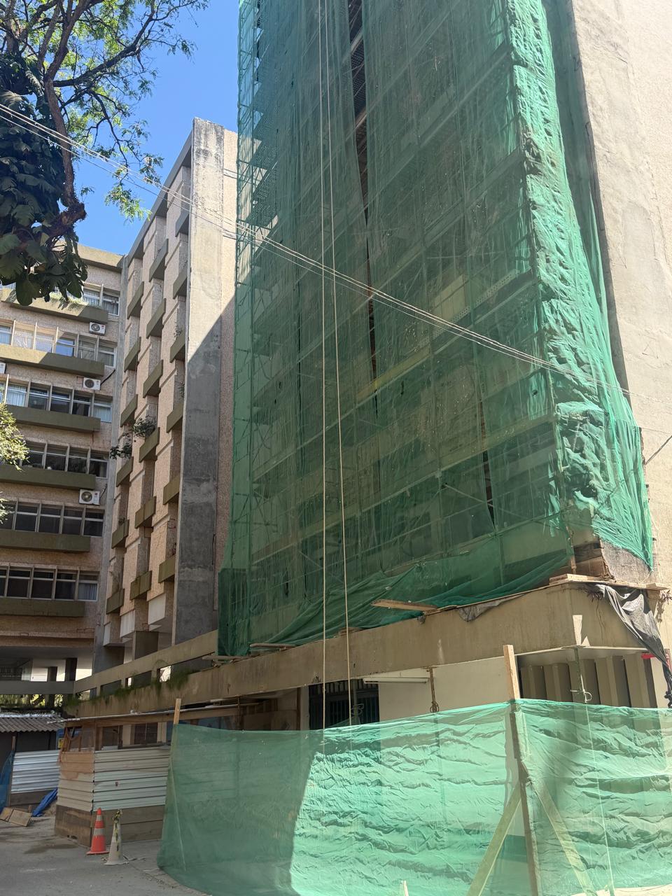 Estrutura de andaimes junto à fachada em execução