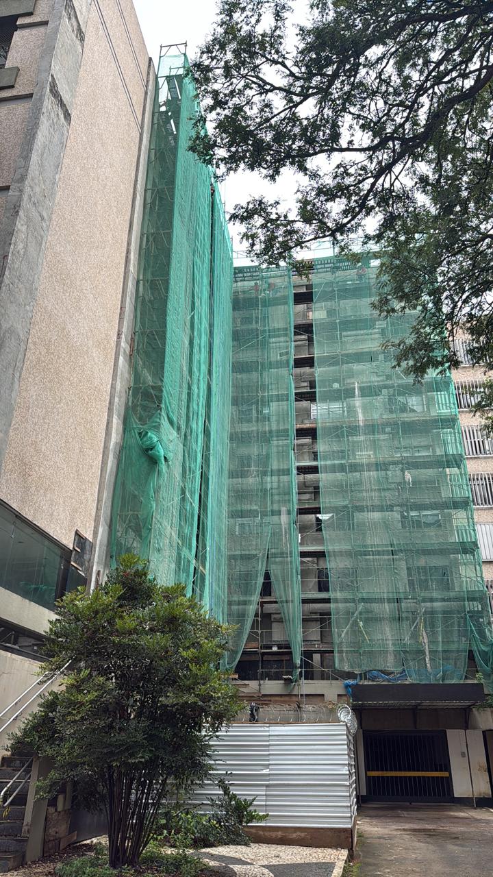 Andaimes de proteção em obra residencial em andamento