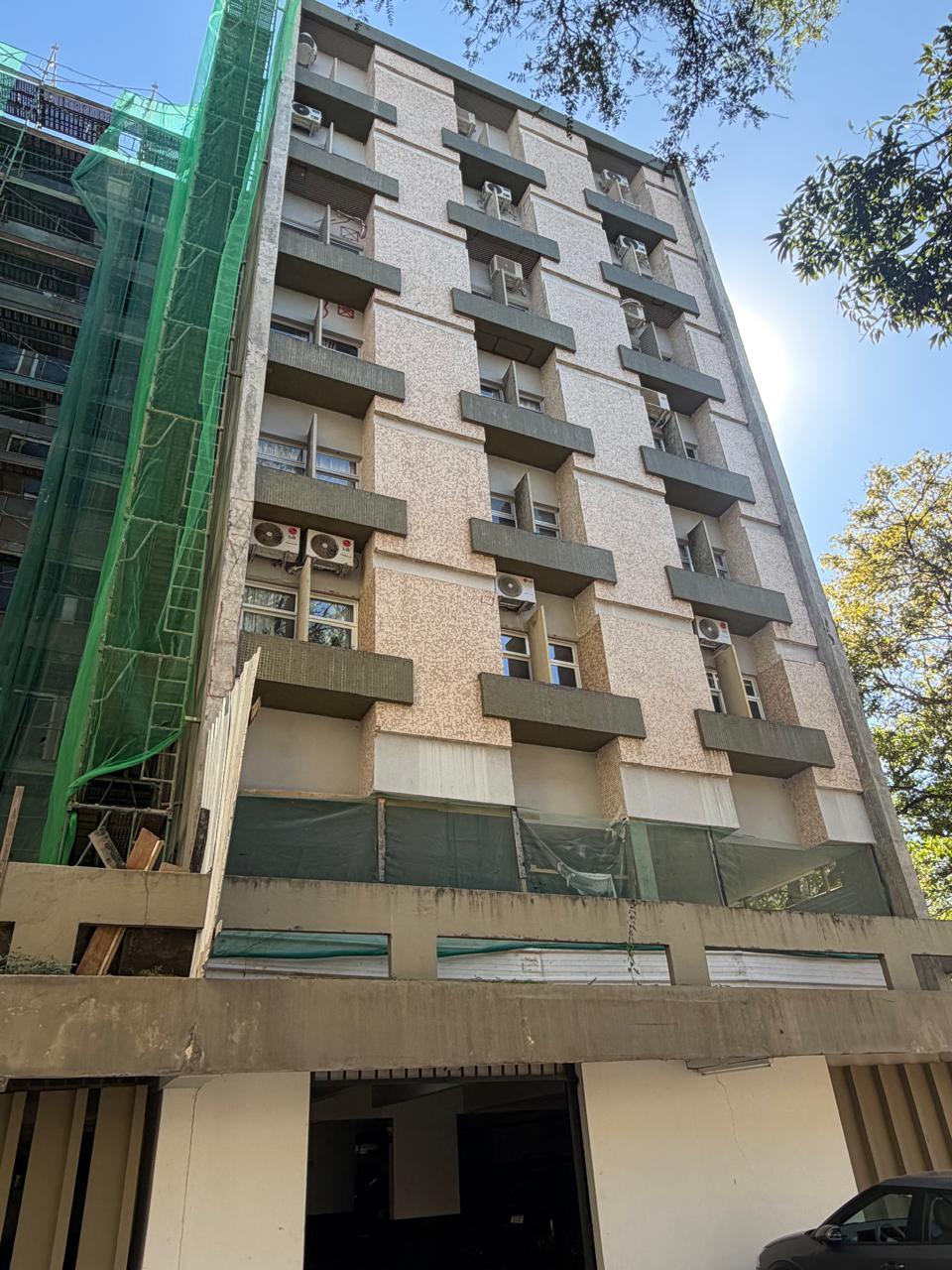 Fachada residencial com obra em andamento em 2026