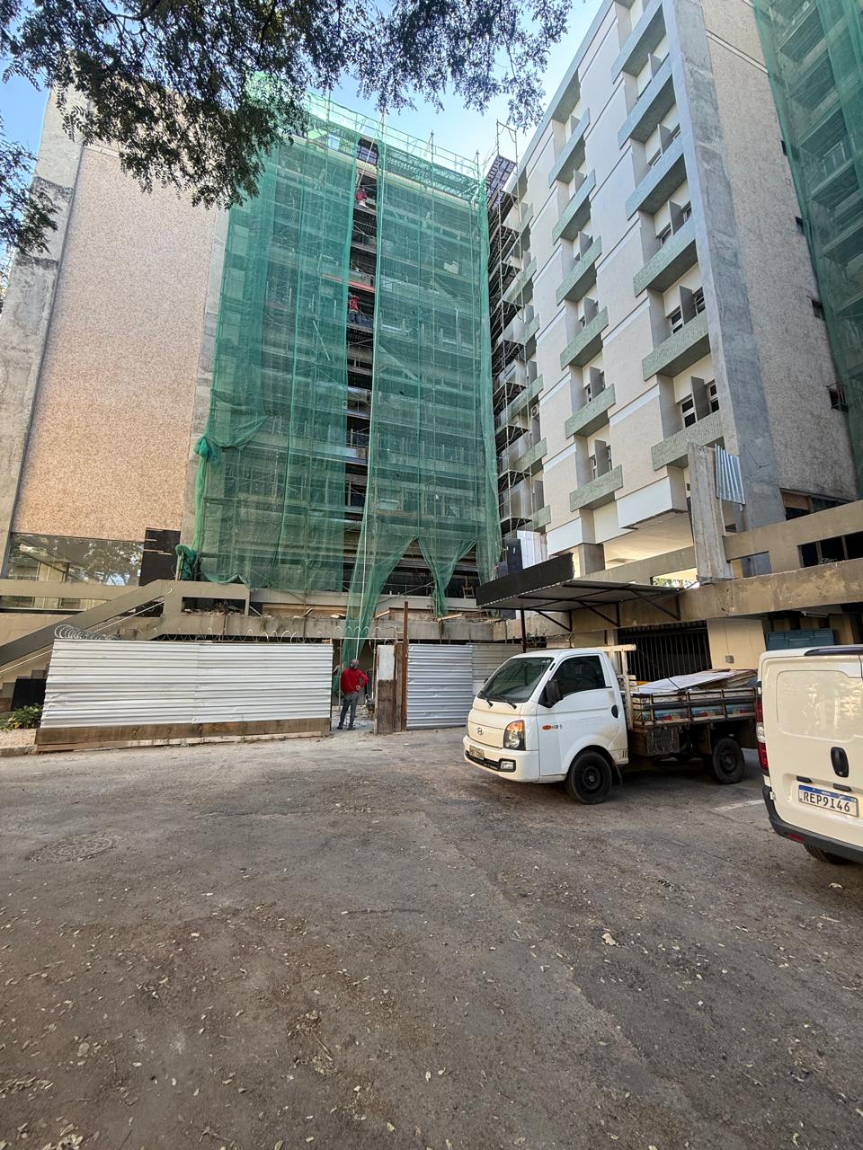 Frente de obra residencial com andaimes em 2026